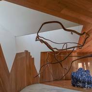 Interiéru vévodí netradiční dekorace z větví.