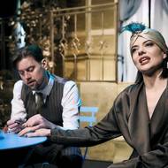 Miroslav Tichý (Viktor) a Jana Stryková (Amanda) v inscenaci Soukromé životy v Divadle Bez zábradlí