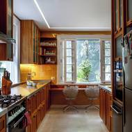 Kuchyň má šikovný půdorys do písmene L.