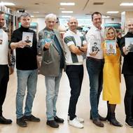 Se všemi osobnostmi svých rozhovorů. Zleva záchranář Marek Dvořák, vyšetřovatel Josef Mareš, neurochirurg Vladimír Beneš, Martin Moravec, pilot David Hecl, psycholožka Helena Sováková a vyjednavač Adam Dolník.