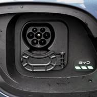 Nabíjecí zásuvka má evropský standard.