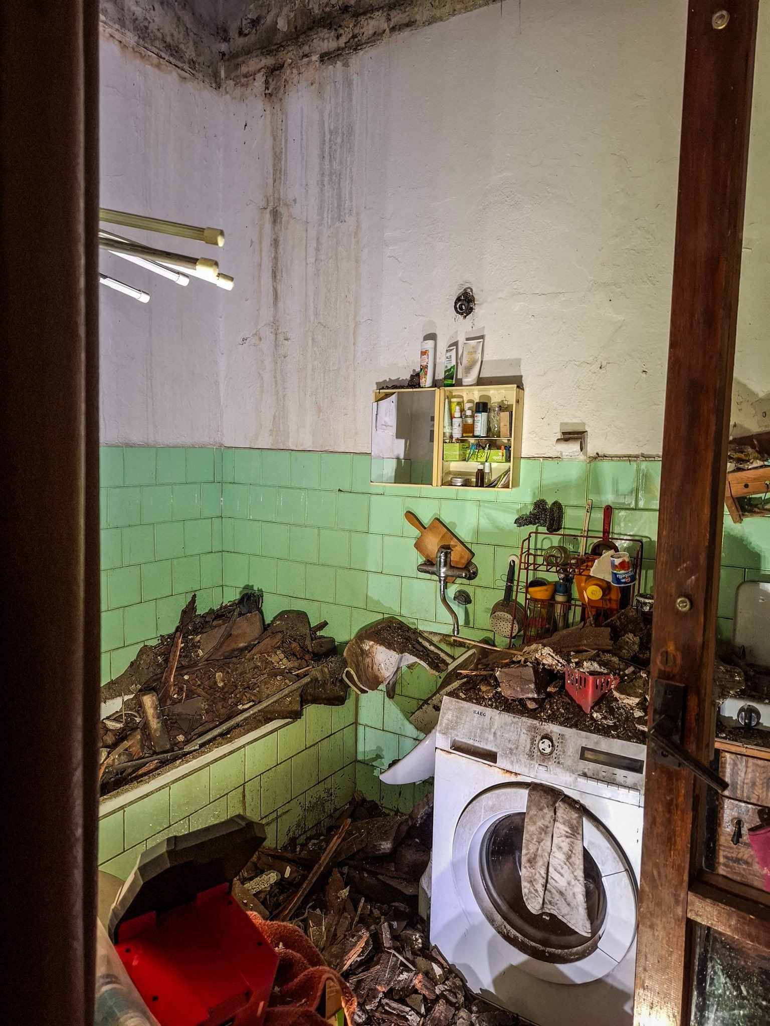 V koupelně bytu v centru Olomouce se zřítil strop