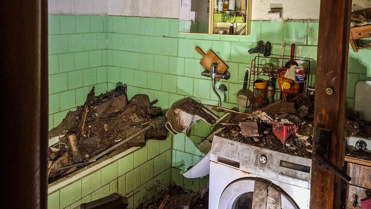 V koupelně bytu v centru Olomouce se zřítil strop