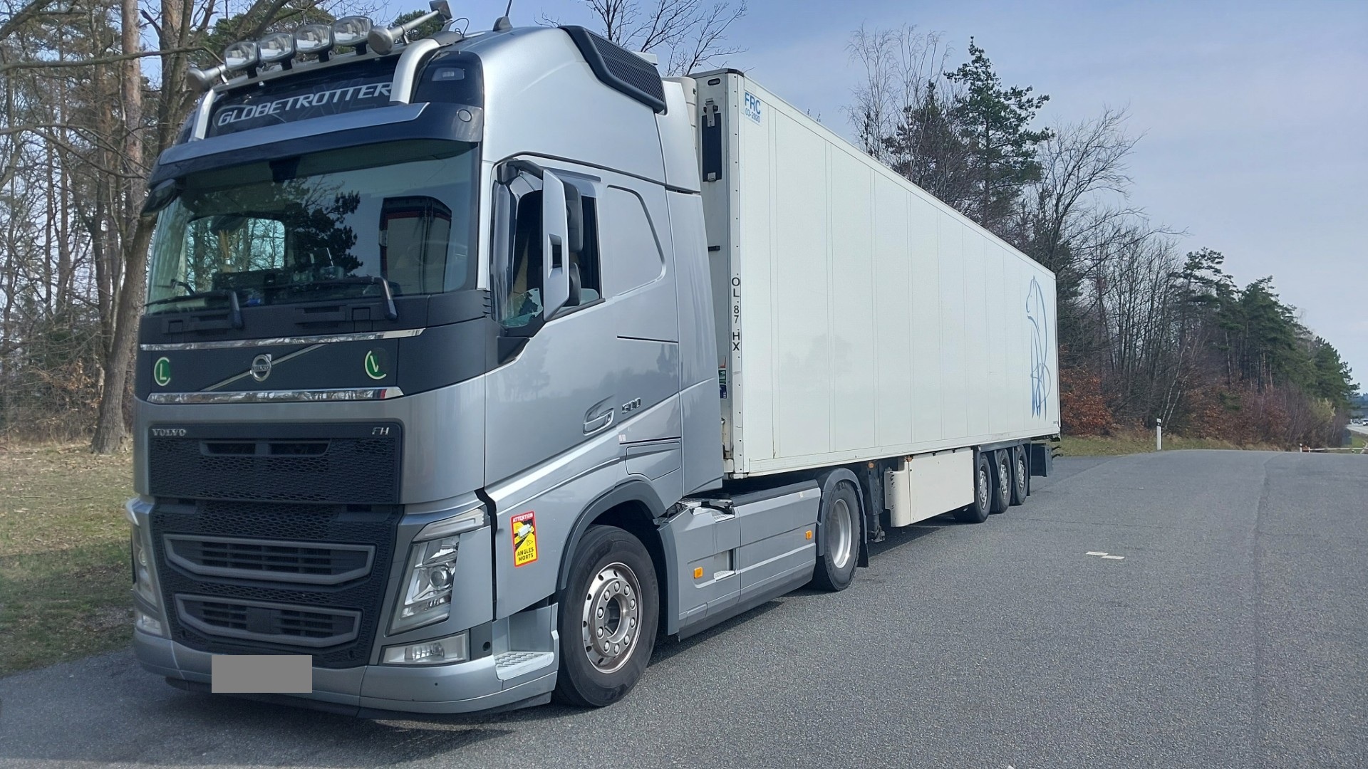 Kamion na Plzeňsku přimáčkl muže. Ten utrpěl těžké zranění pánve a hrudníku