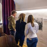 Expozici Zločin beze jména otevřelo terezínské Centrum studií genocid ve Wieserově domě v Hlavní pevnosti Terezín a je určena široké veřejnosti i školním skupinám.