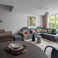 Zatímco v horním podlaží nebylo třeba měnit dispozici, v přízemí ji upravili.