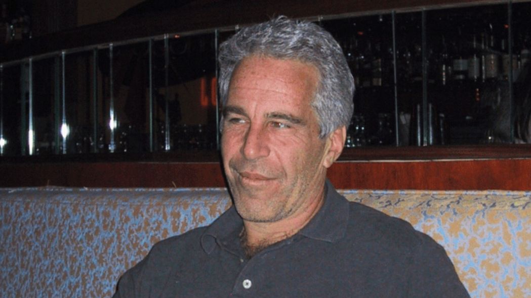 Byla to zrůda, já takový nejsem, brání se Epsteinův dvojník pozornosti okolí