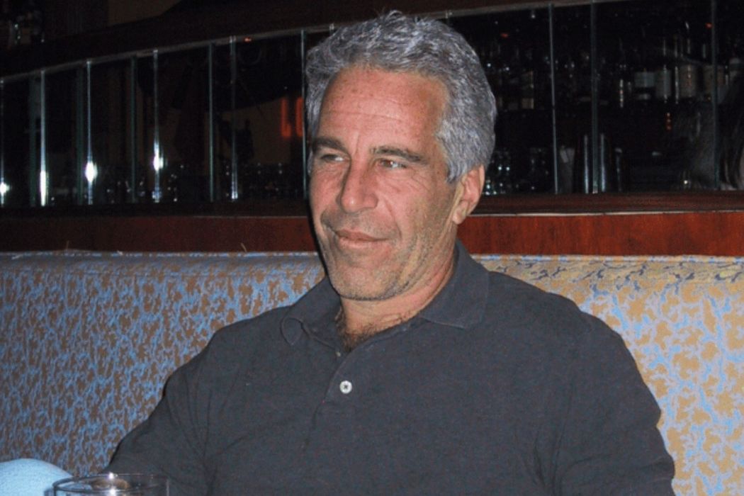 Byla to zrůda, já takový nejsem, brání se Epsteinův dvojník pozornosti okolí