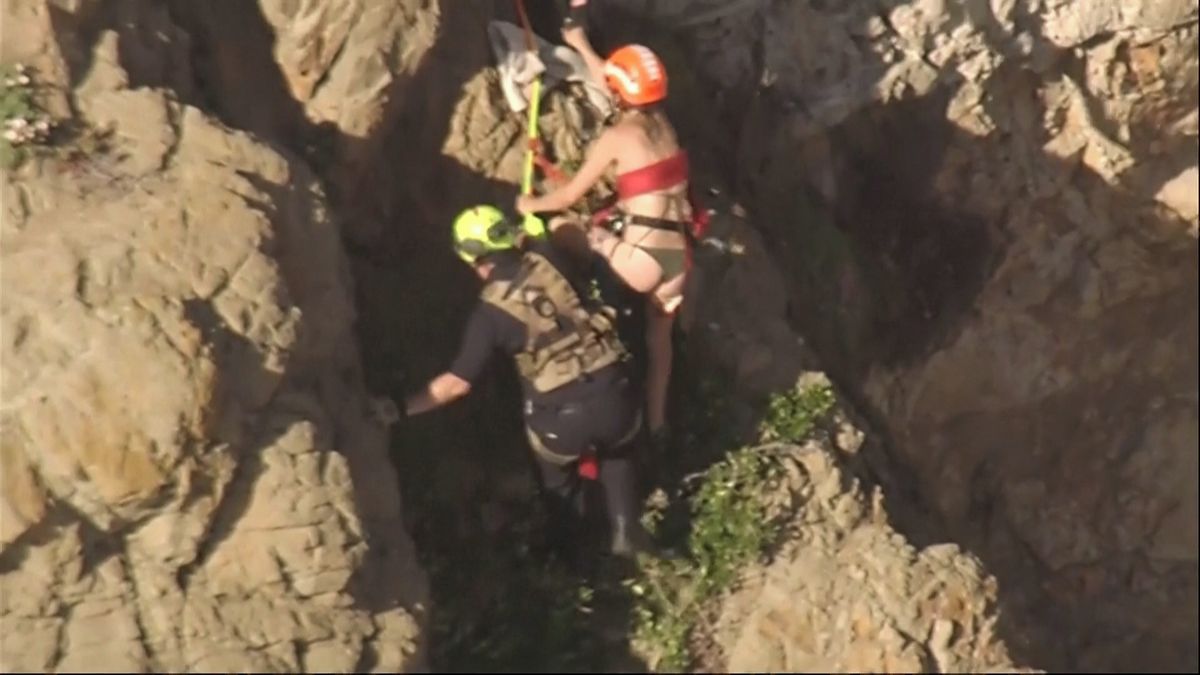 Hasiči zachraňovali ženu, která spadla z útesu a zachytila se na skále nad Pacifikem. Zaznamenala to kamera