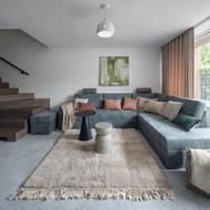 Schodiště vedoucí do horního podlaží je novou dominantou obývacího pokoje. Zároveň je nyní jeho směrování logičtější.