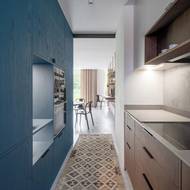 Nábytkový kubus je od zbytku interiéru výrazně barevně odlišený.