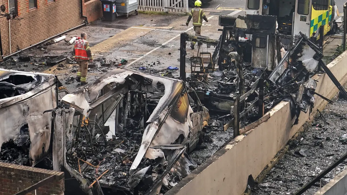 Podezřelí ze žhářského útoku na židovské sanitky v Londýně jsou na svobodě