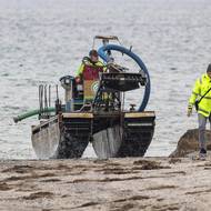 Mezi použitou technikou byl i mobilní sací bagr. 