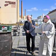 Plzeňský biskup Tomáš Holub žehná várce piva pro papeže.