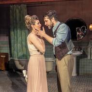 Nina Horáková a Petr Konáš v inscenaci Než hvězdy zapadnou v Divadle ABC