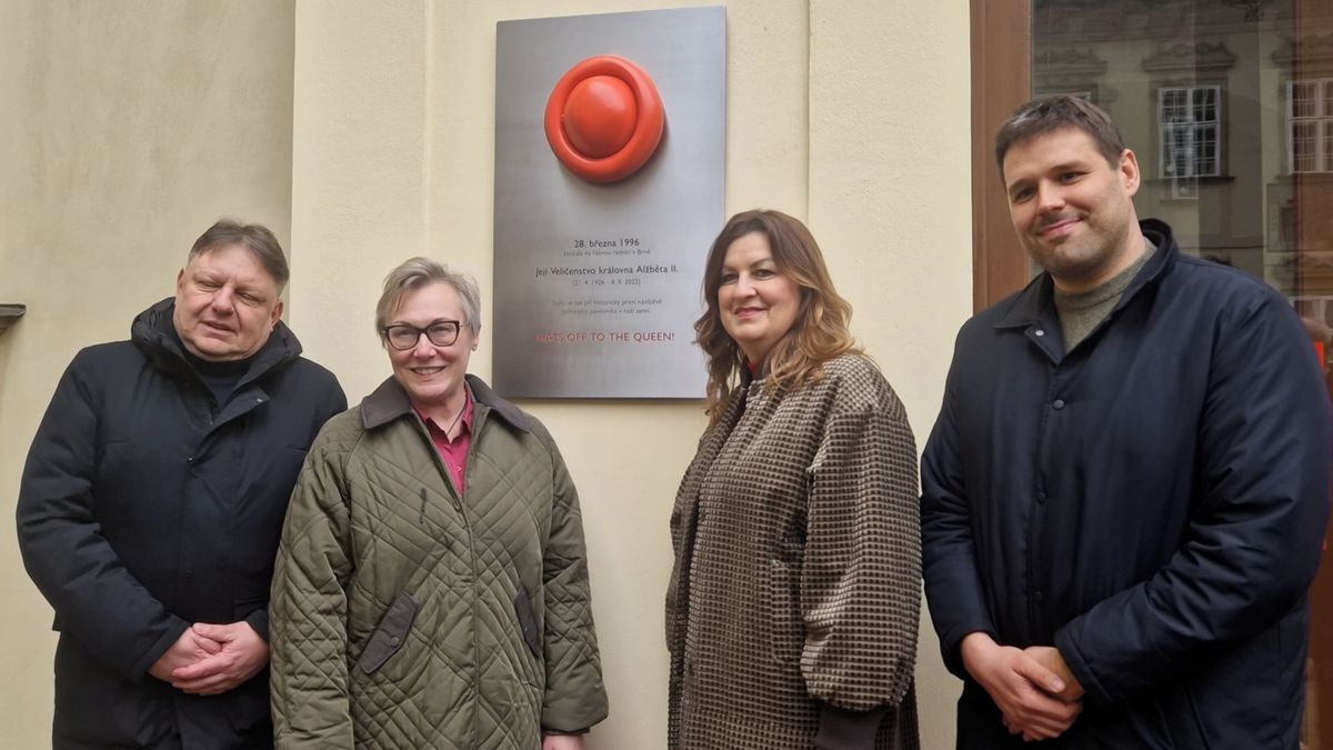 Jako z pohádky, vzpomněla na návštěvu Alžběty II. exprimátorka Brna. Na zdi radnice královnu připomíná klobouček