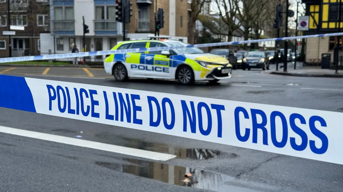 Řidič v anglickém Derby najel autem do chodců