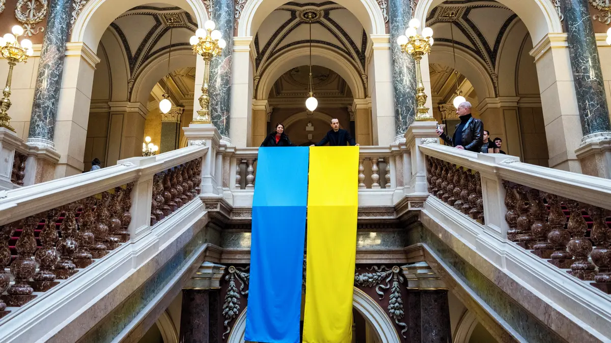 Pozdvižení v Národním muzeu. Spolek Kaputin vyvěsil na schodišti vlajku Ukrajiny