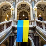 Spolek Kaputin umístil vlajku Ukrajiny na schodiště Národního muzea.