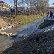 Brod z nášlapných kamenů hned vzbudil velkou pozornost místních. Spousta lidí si ho fotí, někteří už si ho i vyzkoušeli.