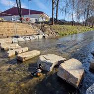 Brod tvoří velké nášlapné kameny.