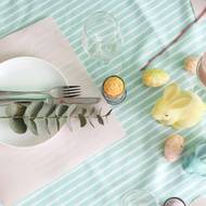 Při plánování toho, jak bude vypadat sváteční tabule, se opět držte jen pár základních triků - prostý ubrus, ať již bílý či v pastelových barvách, stejně tak prostírání, a jenom pár dekorací.