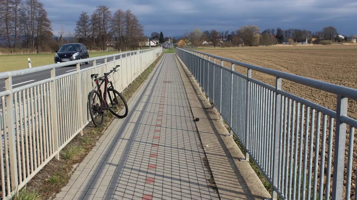 Opilý cyklista na Olomoucku nezvládl jízdu. Po pádu skončil v nemocnici