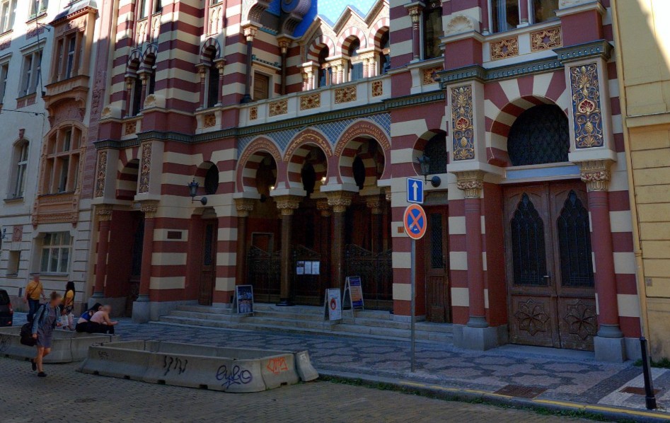 U synagogy v centru Prahy se našlo podezřelé zavazadlo, policie vyslala pyrotechnika