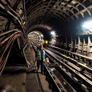 Čištění odvodních žlábků vedle kolejiště