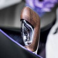 Nechybí ikonický tančící slon.