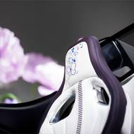 Motiv květin vstupuje i do interiéru.