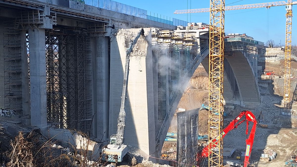 Starý dálniční most na Benešovsku mizí. Demolice je v polovině, z pilířů zůstávají pahýly