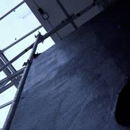 Plochy billboardů jsou přetřené černou asfaltovou barvou, která zakryla původní reklamu.