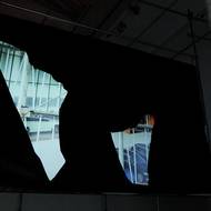 Objekty zavěšené na konstrukčním lešení tvoří v hlavním sále galerie zvláštní „krajinu“ z reklamních ploch.