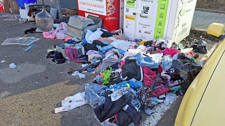 Vyškov trápí odpadoví fantomové, vykrádají kontejnery na textil a elektroniku