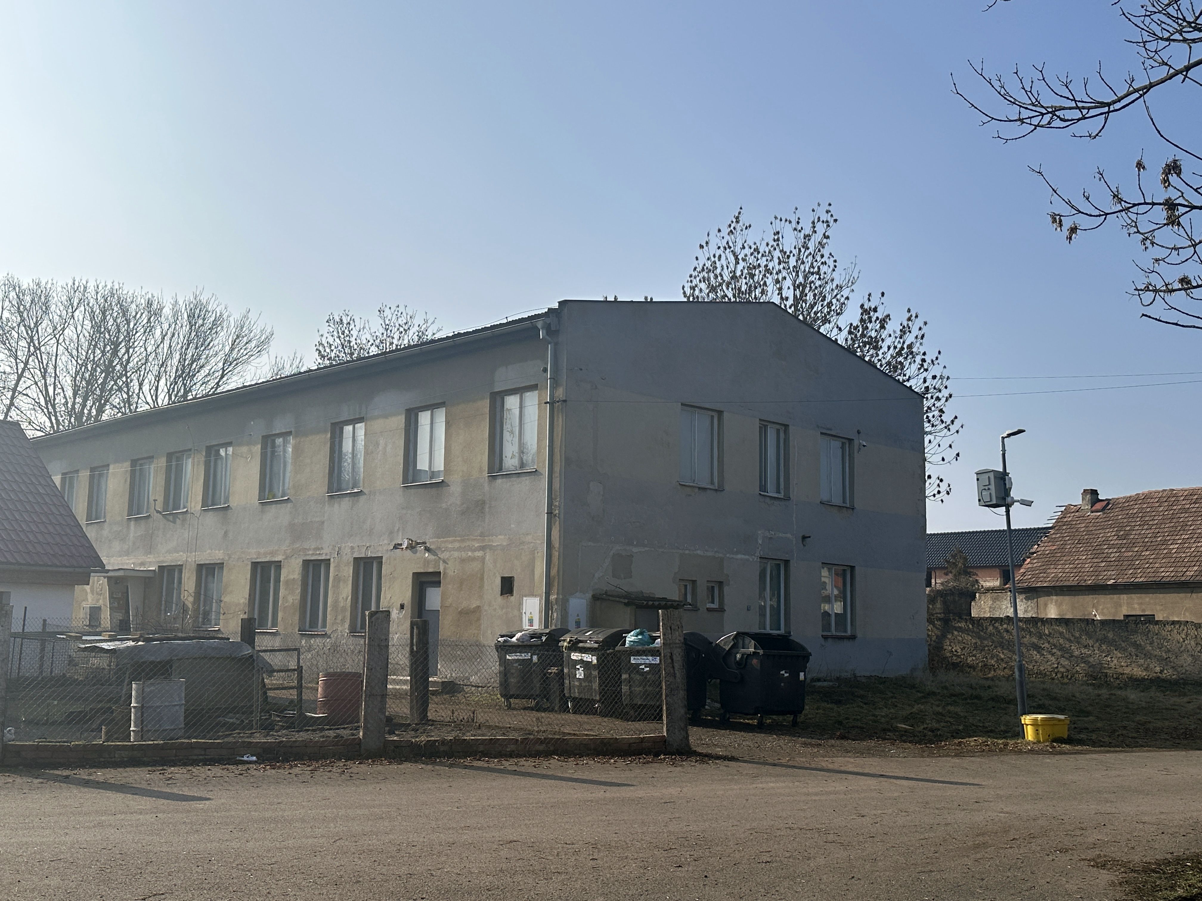 Người cha của đứa trẻ bị sát hại là một người mạnh mẽ và dùng steroid, một nhân chứng từ nhà trọ ở Lounsku cho biết