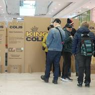 Fronta se před pop-up obchodem tvořila ještě před otevřením. 