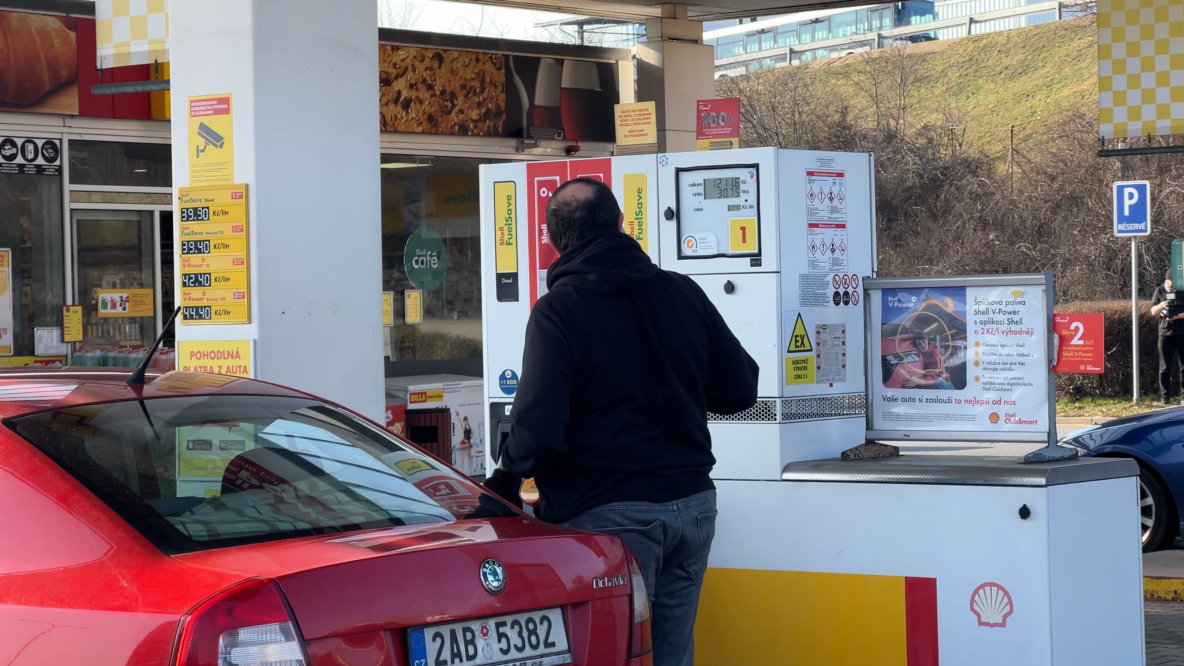 Nafta je dražší než před regulací a znovu stojí víc než benzín