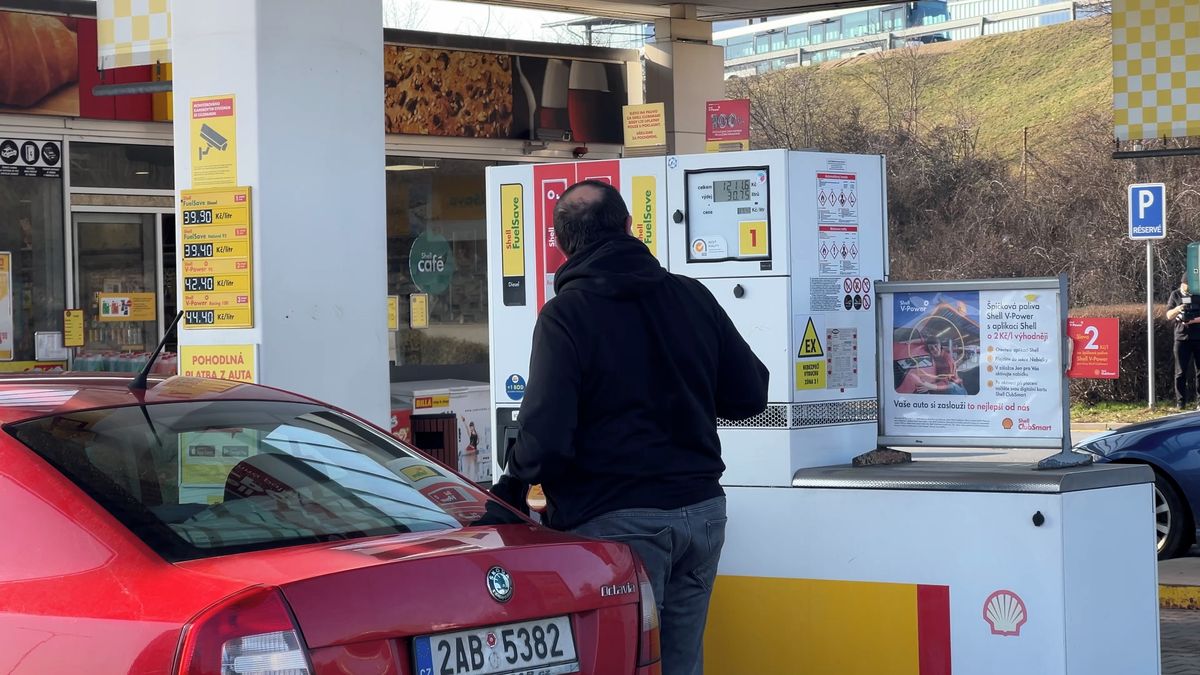 Íránská krize zatím zdražuje pohonné hmoty méně než útok Ruska na Ukrajinu