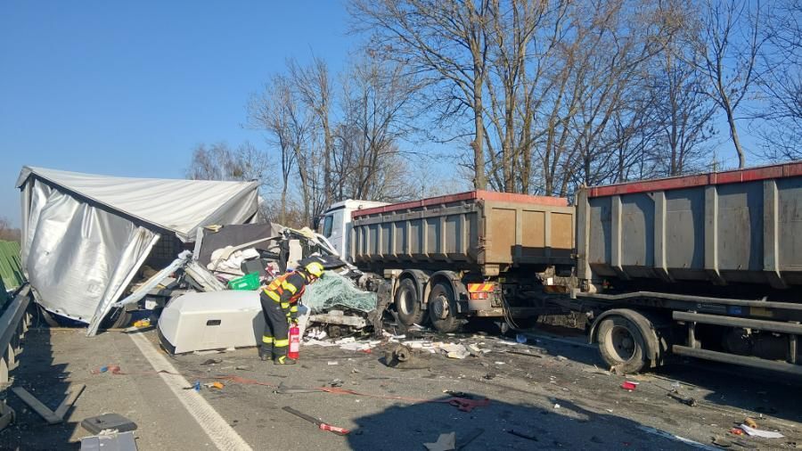 Xe tải va chạm tại hiện trường, giao thông bị đình trệ