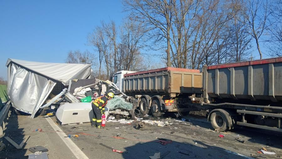 Dodávka narazila na dálnici D35 u Litovle do odstaveného kamionu, doprava na místě stojí