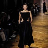 Černé šaty zvýrazňující štíhlý pas.