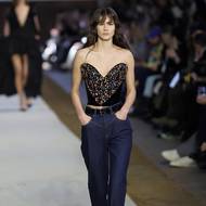 Stella McCartneyová u svých modelů využila i recyklovaný denim.