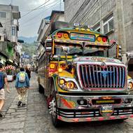 Chicken bus ve městě San Pedro La Laguna u břehu jezera Atitlán