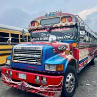 Nejdůležitějším prvkem chicken busů je barevná výzdoba.