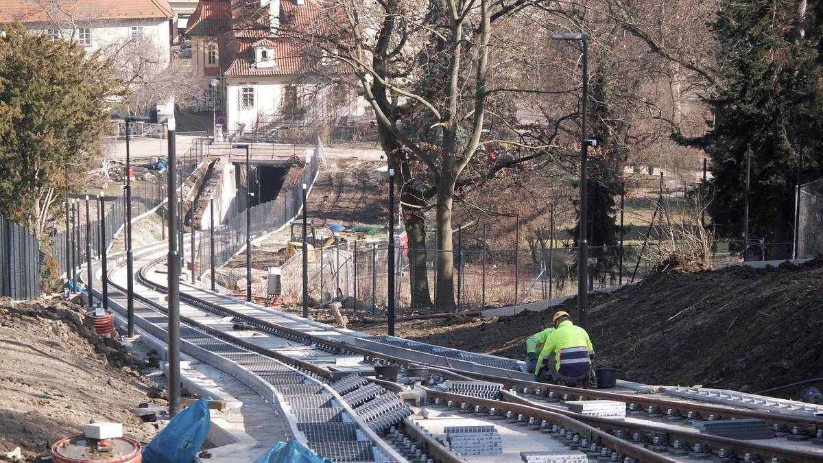 Podél tratě vzniká nové oplocení, obslužné i evakuační schodiště a další vybavení.