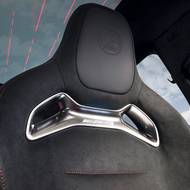 Nechybí sportovní sedadla s výrazným bočním vedením.