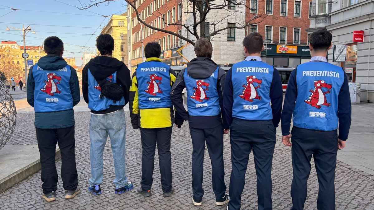 Už žádné svačinky, hlučné telefonování a nevhodné chování. Neukázněné cestující v šalinách umravní preventisté