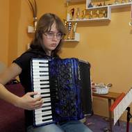 Ve volném čase hraje také na akordeon.