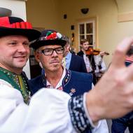 Rozmanité jihomoravské kroje. 